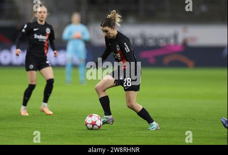 Francoforte sul meno, Deutschland. 21 dicembre 2023. 21.12.2023, Fussball Frauen UEFA Womens Champions League UWCL, Eintracht Francoforte - SL Benfica Lissabon, emonline, emspor, v.l., Barbara Dunst (Eintracht Francoforte) LE NORMATIVE DFL/DFB VIETANO L'USO DI FOTOGRAFIE COME SEQUENZE DI IMMAGINI E/O QUASI-VIDEO. Credito xdcx: dpa/Alamy Live News Foto Stock