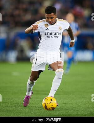 Alava, Spagna. 21 dicembre 2023. Rodrygo passa al Real Madrid CF in azione durante la partita LaLiga EA Sports tra il Deportivo Alaves e il Real Madrid CF allo stadio Mendizorrotza. Vitoria-Gasteiz, Alava, Spagna. 21 dicembre 2023. Foto Stock