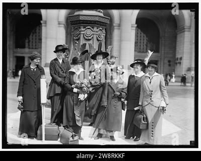 SUFFRAGIO FEMMINILE. PRIMO GRUPPO NELLA CAMPAGNA POLITICA: ROSE WINSLOW, LUCY BURNS, IN CALIFORNIA; DORIS STEVENS, RUTH ASTOR NOYES, IN COLORADO; ANNA MCGUE A WASHINGTON; JANE PINCUS, JESSIE H.. Foto Stock