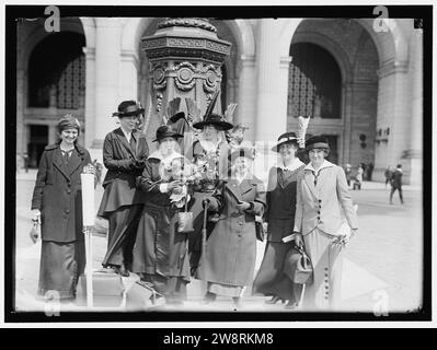 SUFFRAGIO FEMMINILE. PRIMO GRUPPO NELLA CAMPAGNA POLITICA: ROSE WINSLOW, LUCY BURNS, IN CALIFORNIA; DORIS STEVENS, RUTH ASTOR NOYES, IN COLORADO; ANNA MCGUE A WASHINGTON; JANE PINCUS, JESSIE H.. Foto Stock