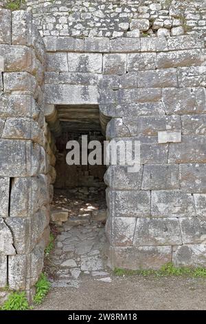 Oltre 160 cancelli del lago realizzati con grandi blocchi di pietra, soffitto monolitico in pietra su consolle inferiori curve, sito archeologico di Butrint. Sarande-Albania. Foto Stock
