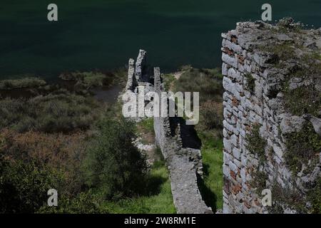 164 Lakeward che proietta il tratto murale vicino alla porta Nord, parte del circuito difensivo ellenistico, sito archeologico di Butrint. Sarande-Albania. Foto Stock