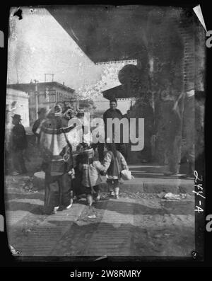 Le donne e i bambini di attraversare una via, la Chinatown di San Francisco Foto Stock