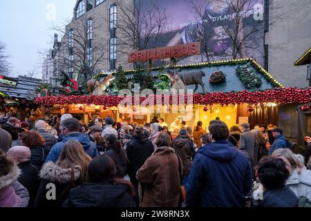 Bonn, Germania - 16 dicembre 2023: Gente che cammina intorno al tradizionale e pittoresco mercato di Natale a Bonn, Germania Foto Stock