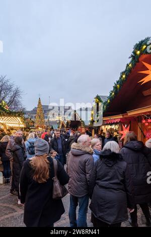 Bonn, Germania - 16 dicembre 2023: Gente che cammina intorno al tradizionale e pittoresco mercato di Natale a Bonn, Germania Foto Stock