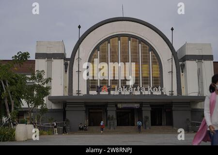 Città Vecchia di Giacarta, 19 dicembre 2023 - persone che passano davanti all'ingresso della stazione ferroviaria. Foto Stock