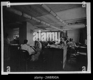 Lavoratori tenendo mucilaged fogli di francobolli dalla scatola di essiccamento nella gommatura e camera di essiccazione del timbro divisione presso l' Ufficio di presidenza di incisione e stampa Foto Stock