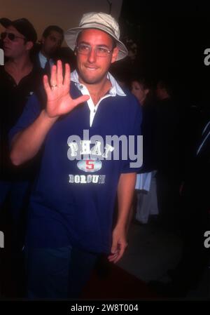 Los Angeles, California, USA 28 agosto 1996 il attore/comico Adam Sandler partecipa alla premiere Bulletproof al Cinema Dome Theater di Los Angeles, California, USA. Foto di Barry King/Alamy Stock Photo Foto Stock