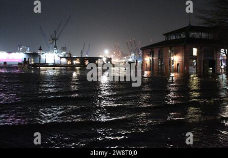 Überspülter Fischmarkt an der Elbe während des Sturmtiefs Zoltan in der Nacht zu Freitag. Altstadt Hamburg *** ha inondato il mercato del pesce sull'Elba durante la tempesta Zoltan nella notte del venerdì nella città vecchia di Amburgo Foto Stock