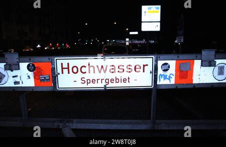 Abgesperrte Straße vor dem überspülten Fischmarkt an der Elbe während des Sturmtiefs Zoltan in der Nacht zu Freitag. Altstadt Hamburg *** strada chiusa di fronte al mercato del pesce allagato sull'Elba durante la tempesta Zoltan il venerdì sera nella città vecchia di Amburgo Foto Stock