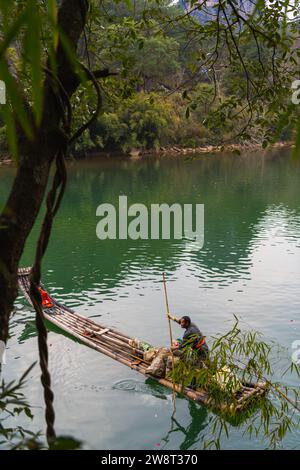 2 FEBBRAIO 2022, FUJIAN, CINA: Un uomo che raccoglie rifiuti sul fiume nella zona panoramica di Wuyishan Foto Stock