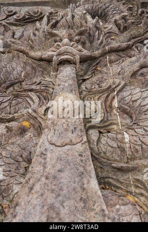 2 FEBBRAIO 2022, FUJIAN, CINA: Primo piano sul bassorilievo del drago sulla strada per da Wang Shan, Fujian, Cina. Immagine di sfondo orizzontale con spazio di copia Foto Stock