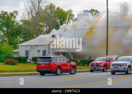 Youngstown, Florida, Stati Uniti 20 dicembre 2023. Nel bel mezzo di un caotico incendio domestico, una squadra di coraggiosi vigili del fuoco è impegnata in un'impresa di alto livello Foto Stock