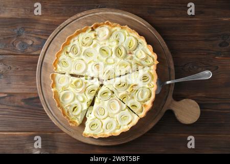 Tavola con gustosa torta di porri e torte su un tavolo di legno, vista dall'alto Foto Stock