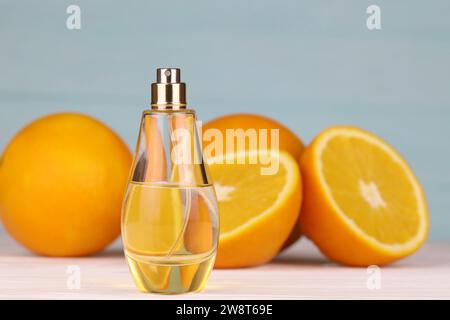 Profumo con estratti di agrumi. Messa a fuoco selettiva. Spa Day, bottiglia di profumo di freschezza con lime al limone e fette d'arancia Foto Stock