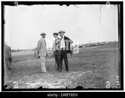 WRIGHT FLIGHTS. SPETTATORI. MEYER, GEORGE VON L., SEGRETARIO DELLA MARINA, 1909-1913; BACON, ROBERT, SEGRETARIO DI STATO, 1909; AMBASCIATORE IN FRANCIA, 1909-1912; LODGE, HENRY CABOT, REP. DA Foto Stock