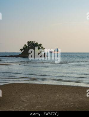 La nave petroliera trova riposo nella baia di Balikpapan Foto Stock