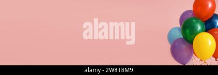 Molti palloncini su sfondo rosa. Design banner con spazio per il testo Foto Stock