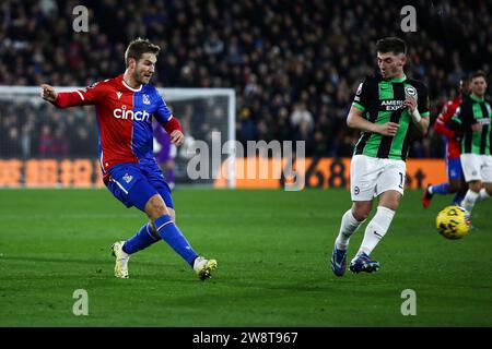 Joachim Andersen del Crystal Palace passa il pallone durante la partita di Premier League tra Crystal Palace e Brighton e Hove Albion al Selhurst Park di Londra giovedì 21 dicembre 2023. (Foto: Tom West | mi News) crediti: MI News & Sport /Alamy Live News Foto Stock