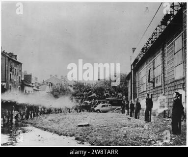 Seconda guerra mondiale, Europa, Grenoble, ''FIRE^^ - i membri delle forze dell'interno francesi eseguono la condanna a morte di sei giovani... Foto Stock