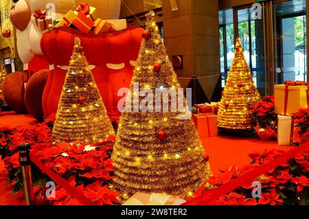 Albero di natale in cotone laminato di colore oro Foto Stock