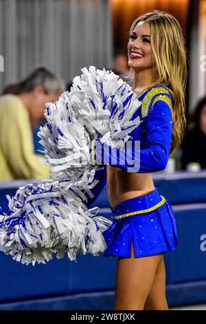 21 dicembre 2023 Inglewood, CA.Los Angeles Rams cheerleader si esibisce durante la partita di football NFL contro i New Orleans Saints. Credito fotografico obbligatorio: Louis Lopez/Cal Sport Media Foto Stock