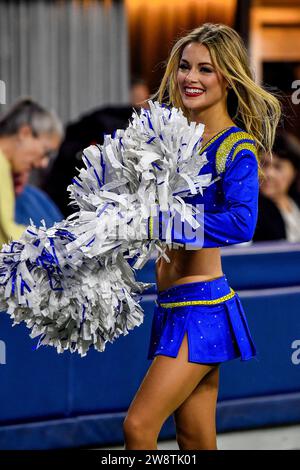 21 dicembre 2023 Inglewood, CA.Los Angeles Rams cheerleader si esibisce durante la partita di football NFL contro i New Orleans Saints. Credito fotografico obbligatorio: Louis Lopez/Cal Sport Media Foto Stock