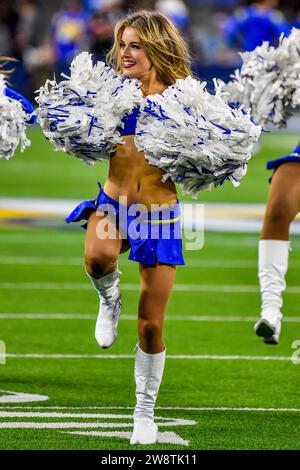 21 dicembre 2023 Inglewood, CA.Los Angeles Rams cheerleader si esibisce durante la partita di football NFL contro i New Orleans Saints. Credito fotografico obbligatorio: Louis Lopez/Cal Sport Media Foto Stock