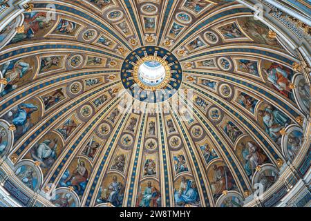 Vista della Cattedrale di San Cupola del soffitto della basilica di Pietro. Soffitto geometrico rotondo con finestra in alto Foto Stock