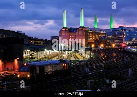 Londra, Regno Unito. 16 dicembre 2023. Un treno Pullman britannico ritorna alla stazione Victoria. Due servizi speciali - un treno a vapore e lussuose escursioni gastronomiche operate dalla Victoria Station di Londra in vista del Natale, dove passarono la Battersea Power Station, illuminata al tramonto in poi con un design festoso dell'artista David Hockney. Credito: Fotografia dell'undicesima ora/Alamy Live News Foto Stock