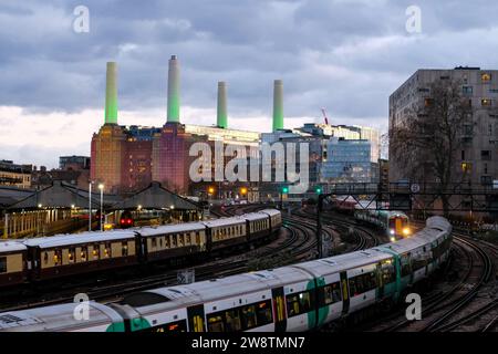 Londra, Regno Unito. 16 dicembre 2023. Un treno Pullman britannico ritorna alla stazione Victoria. Due servizi speciali - un treno a vapore e lussuose escursioni gastronomiche operate dalla Victoria Station di Londra in vista del Natale, dove passarono la Battersea Power Station, illuminata al tramonto in poi con un design festoso dell'artista David Hockney. Credito: Fotografia dell'undicesima ora/Alamy Live News Foto Stock