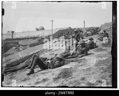 La fanteria dello Yorkshire in attesa del ritorno del flag di santo, 8 aprile 1920 Foto Stock