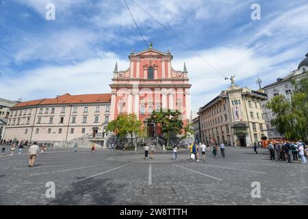 Lubiana: Piazza Preseren (Preseren trg), con la Chiesa francescana dell'Annunciazione e la Galleria dell'Emporio. Slovenia Foto Stock