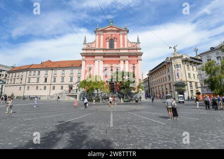 Lubiana: Piazza Preseren (Preseren trg), con la Chiesa francescana dell'Annunciazione e la Galleria dell'Emporio. Slovenia Foto Stock