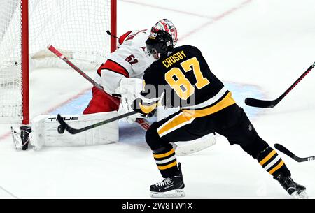 Pittsburgh, Stati Uniti. 21 dicembre 2023. Il portiere dei Carolina Hurricanes Pyotr Kochetkov (52) blocca il tiro del centro dei Pittsburgh Penguins Sidney Crosby (87) durante i tempi supplementari della vittoria dei Penguins del 2-1 contro i Carolina Hurricanes alla PPG Paints Arena di Pittsburgh giovedì 21 dicembre 2023. Foto di Archie Carpenter/UPI. Crediti: UPI/Alamy Live News Foto Stock