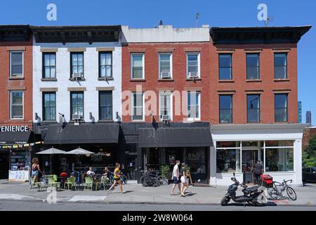 Negozi e ristoranti locali nel quartiere Park Slope di Brooklyn, New York Foto Stock