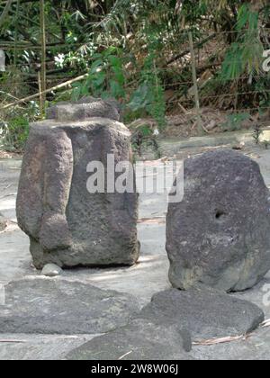 Sito Arca Warak a Blitar. Questa reliquia storica è ancora oggetto di dibattito da parte degli storici. In questo posto ci sono statue di elefanti e altri Foto Stock