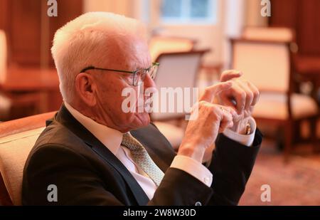 Stoccarda, Germania. 20 dicembre 2023. Winfried Kretschmann (Alleanza 90/Verdi), ministro presidente del Baden-Württemberg, parla a Villa Reitzenstein, la residenza ufficiale del governo dello Stato del Baden-Württemberg, durante un'intervista con i giornalisti dell'Agenzia stampa tedesca. Crediti: Bernd Weißbrod/dpa/Alamy Live News Foto Stock