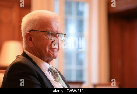 Stoccarda, Germania. 20 dicembre 2023. Winfried Kretschmann (Alleanza 90/Verdi), ministro presidente del Baden-Württemberg, parla a Villa Reitzenstein, la residenza ufficiale del governo dello Stato del Baden-Württemberg, durante un'intervista con i giornalisti dell'Agenzia stampa tedesca. Crediti: Bernd Weißbrod/dpa/Alamy Live News Foto Stock