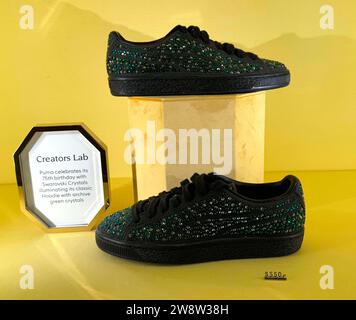 New York, New York, USA. 21 dicembre 2023. Puma festeggia il suo 75° compleanno con una collaborazione Swarovski sneaker al dettaglio per $ 550,00 nel nuovo Swarovski on Fifth Flagship store. (Immagine di credito: © Nancy Kaszerman/ZUMA Press Wire) SOLO USO EDITORIALE! Non per USO commerciale! Foto Stock