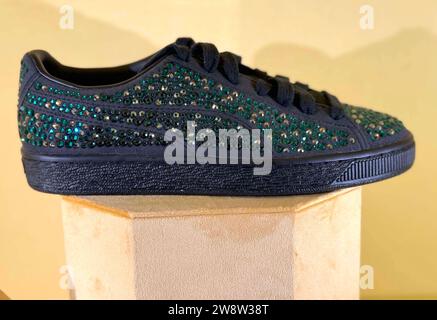 New York, New York, USA. 21 dicembre 2023. Puma festeggia il suo 75° compleanno con una collaborazione Swarovski sneaker al dettaglio per $ 550,00 nel nuovo Swarovski on Fifth Flagship store. (Immagine di credito: © Nancy Kaszerman/ZUMA Press Wire) SOLO USO EDITORIALE! Non per USO commerciale! Foto Stock