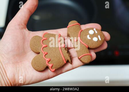 Gingerbread uomo rotto. Biscotti tradizionali fatti in casa a Capodanno e Natale. Messa a fuoco selettiva Foto Stock