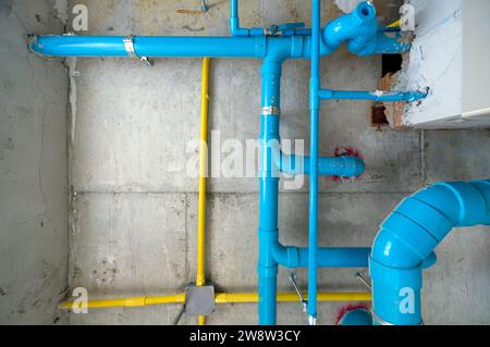 Il sistema dei tubi dell'acqua, i tubi delle acque reflue e il cablaggio elettrico sono installati in modo ordinato sotto il soffitto. Foto Stock