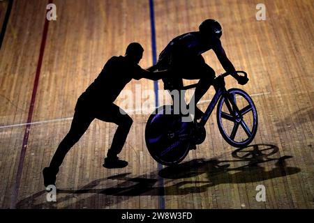 RECENSIONE PA DELL'ANNO 2023 foto del file datata 11/11/23 - il francese Melvin Landerneau lancia all'inizio della prima manche maschile Sprint durante il gran finale della UCI Track Champions League 2023 a Lee Valley VeloPark, Londra. Data immagine: Sabato 11 novembre 2023. Data di emissione: Venerdì 22 dicembre 2023. Foto Stock