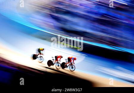 RECENSIONE PA DELL'ANNO 2023 foto del file datata 11/11/23 - Daan Kool (a destra) dei Paesi Bassi guida il primo round di gara maschile Sprint durante il gran finale della UCI Track Champions League 2023 a Lee Valley VeloPark, Londra. Data immagine: Sabato 11 novembre 2023. Data di emissione: Venerdì 22 dicembre 2023. Foto Stock