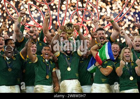 RECENSIONE PA DELL'ANNO 2023 foto del file datata 28/10/23 - la sudafricana Siya Kolisi solleva la Webb Ellis Cup con i compagni di squadra dopo la vittoria nella finale di Coppa del mondo di rugby 2023 allo Stade de France di Parigi, in Francia. Data immagine: Sabato 28 ottobre 2023. Data di emissione: Venerdì 22 dicembre 2023. Foto Stock