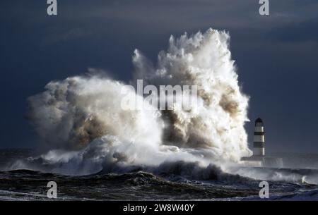 RECENSIONE della PA DELL'ANNO 2023 foto del file datata 24/11/23 - Waves schianto contro il faro di Seaham Harbour, County Durham. Data di emissione: Venerdì 22 dicembre 2023. Foto Stock