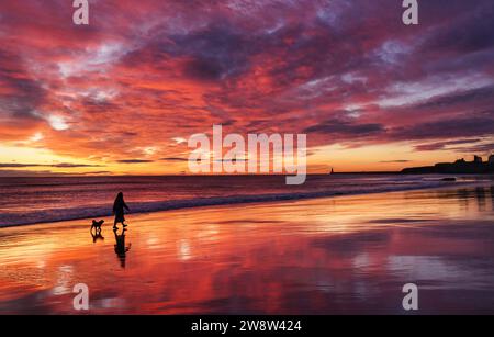 RECENSIONE PA DELL'ANNO 2023 foto del file datata 21/02/23 - colori mozzafiato prima dell'alba mentre la gente cammina con i propri cani sulla spiaggia di Tynemouth Longsands a Tynemouth, sulla costa nord-orientale. Data di emissione: Venerdì 22 dicembre 2023. Foto Stock