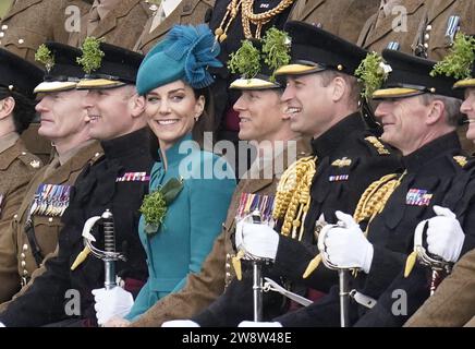 RECENSIONE PA DELL'ANNO 2023 foto del file datata 17/03/23 - il principe e la principessa del Galles si siedono per una foto di gruppo durante la loro visita al 1 ° Battaglione Irish Guards per la St Patrick's Day Parade, a Mons Barracks ad Aldershot. Data di scadenza: Giovedì 21 dicembre 2023. Foto Stock