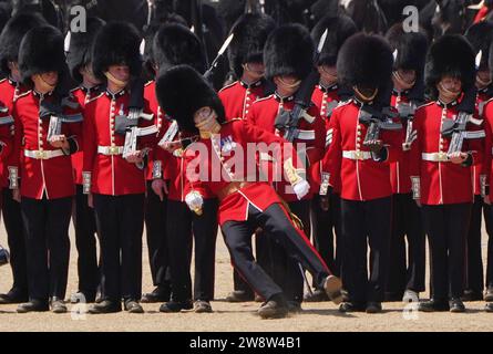 RECENSIONE PA DELL'ANNO 2023 foto del file datata 10/06/23 - Un membro dell'esercito svenuto a causa del caldo durante la revisione del colonnello, per Trooping the Colour, alla Horse Guards Parade di Londra. Data di emissione: Venerdì 22 dicembre 2023. Foto Stock